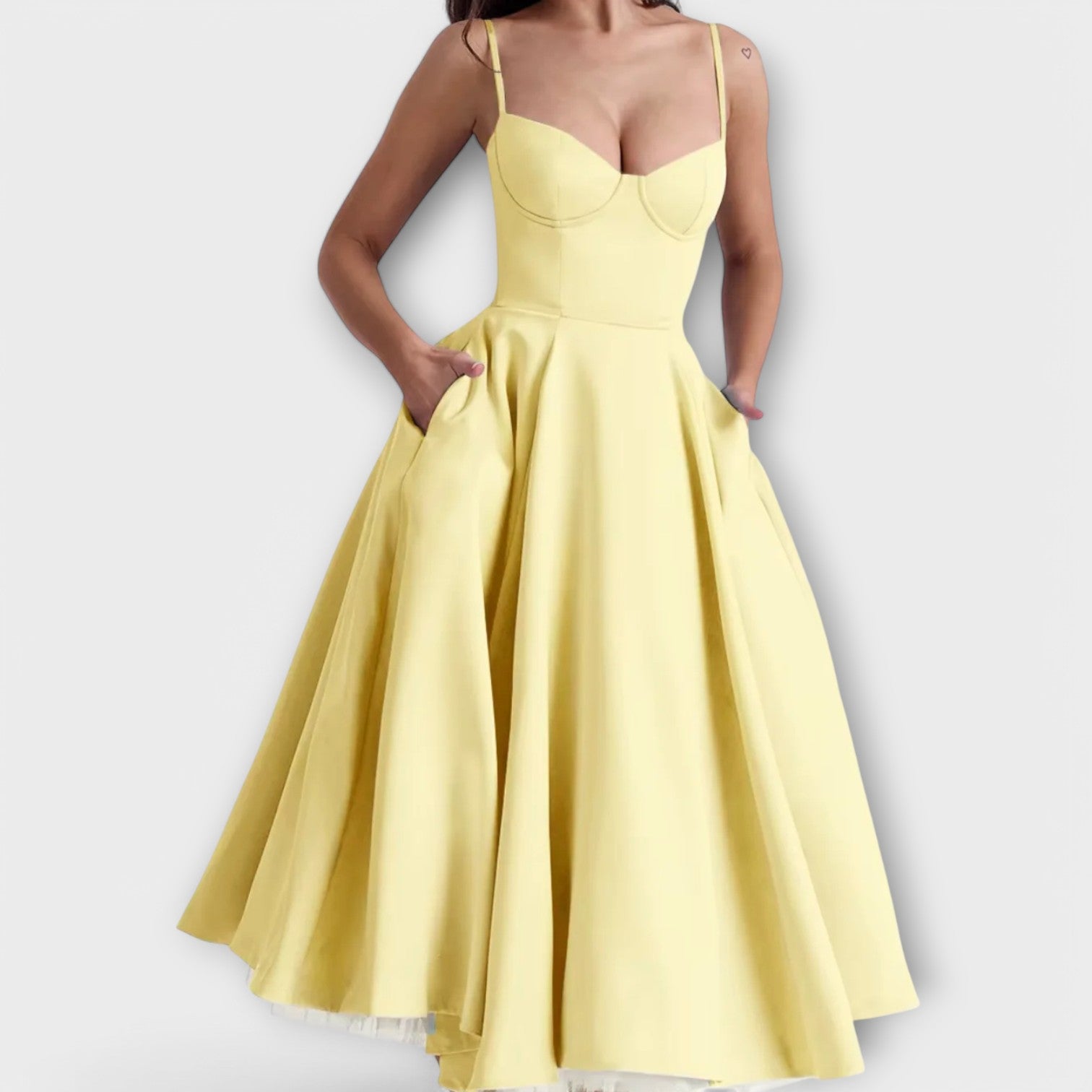 Mélie – Lätt sommarklänning med korsettdetalj