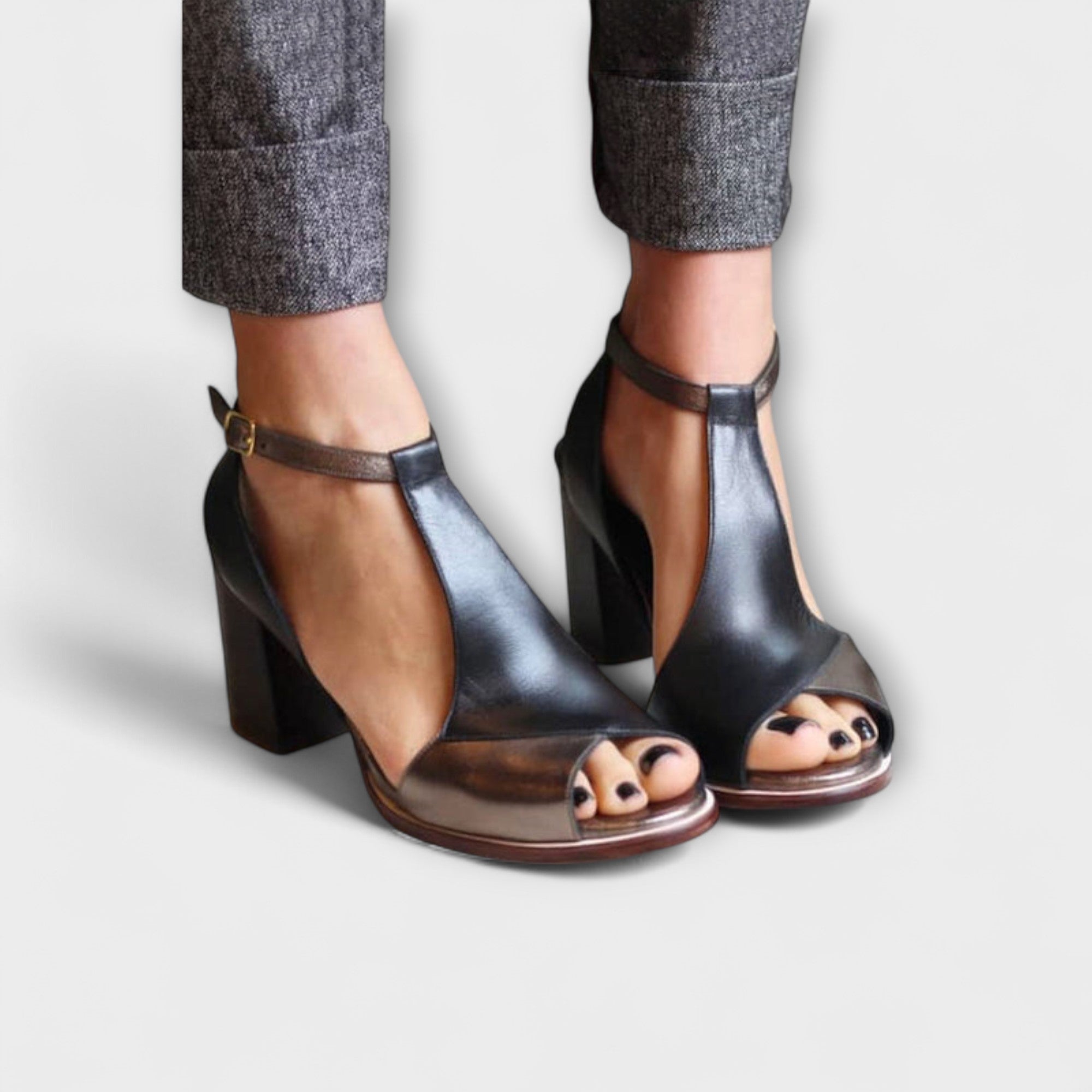 Nadaria – T-Strap Stil med Komfort