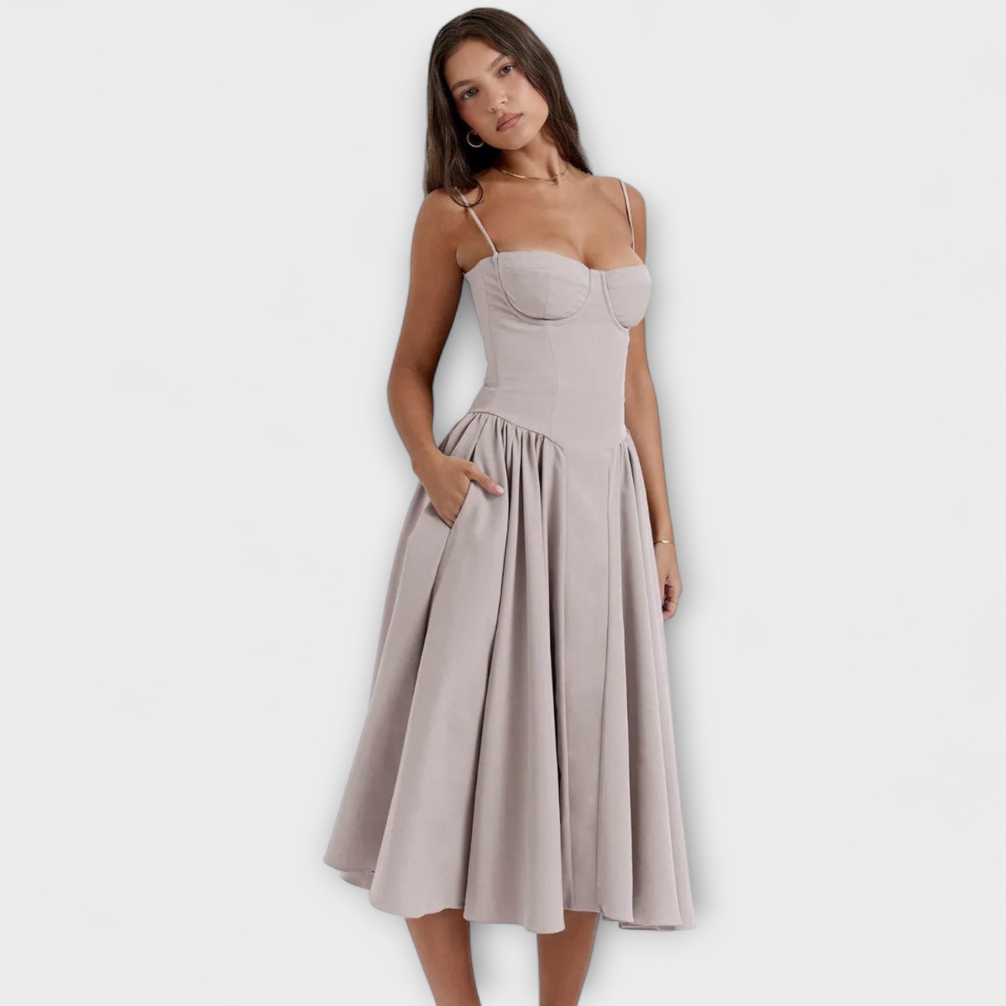 Rosalie - Sofistikerad ärmlös spetsklänning