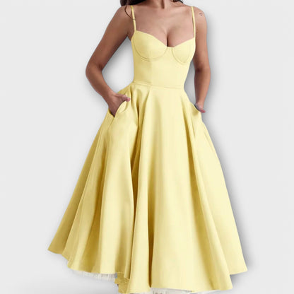 Mélie – Lätt sommarklänning med korsettdetalj