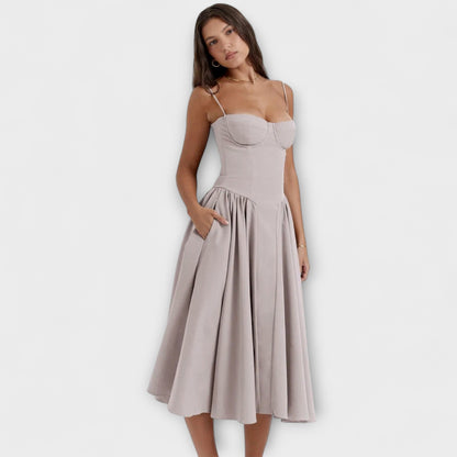 Rosalie - Sofistikerad ärmlös spetsklänning