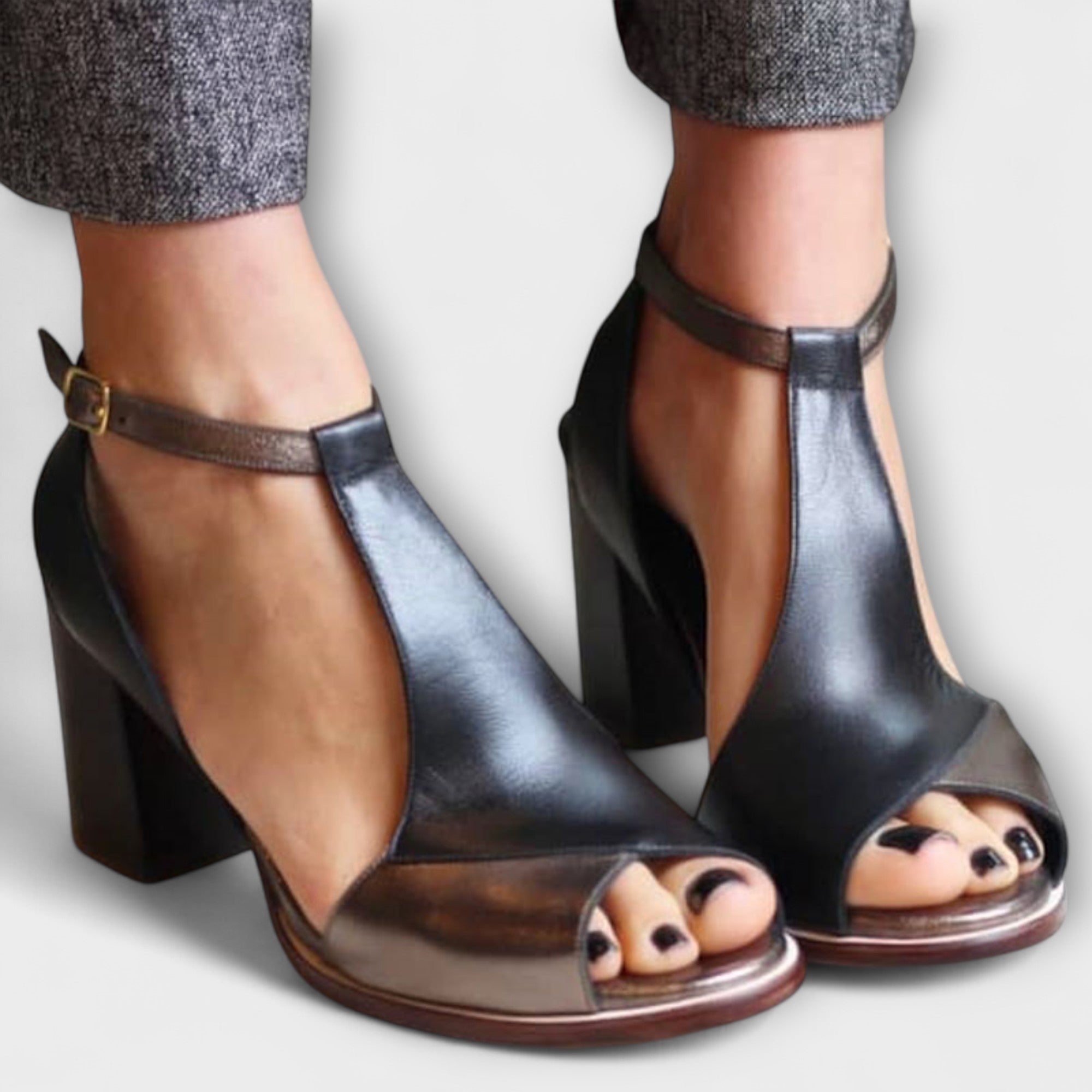 Nadaria – T-Strap Stil med Komfort